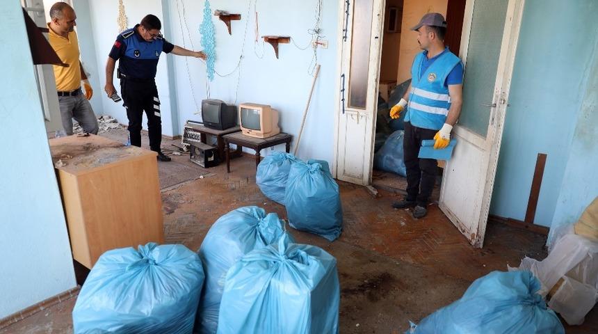 Dizpozofobi hastasının evinden bir kamyon &ccedil;&ouml;p &ccedil;ıktı