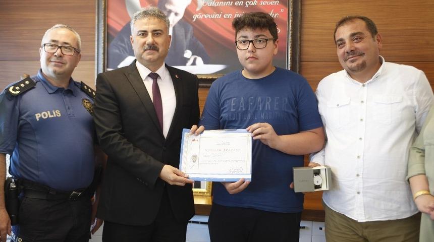 &lsquo;Bu kemer sana &ccedil;ok yakışır&rsquo; yarışmasında 4. Olan Mehmet G&ouml;ktuğ Karademir&rsquo;e &ouml;d&uuml;l&uuml; verildi