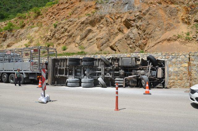 Tüp yüklü kamyon devrildi