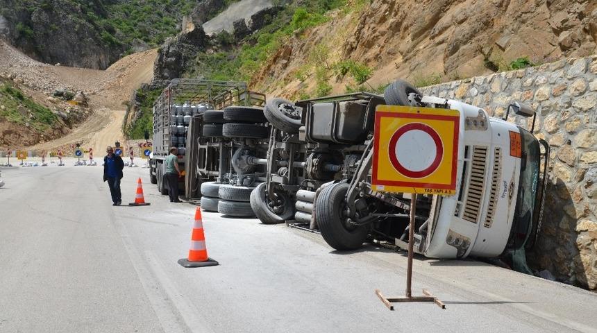 Tüp yüklü kamyon devrildi