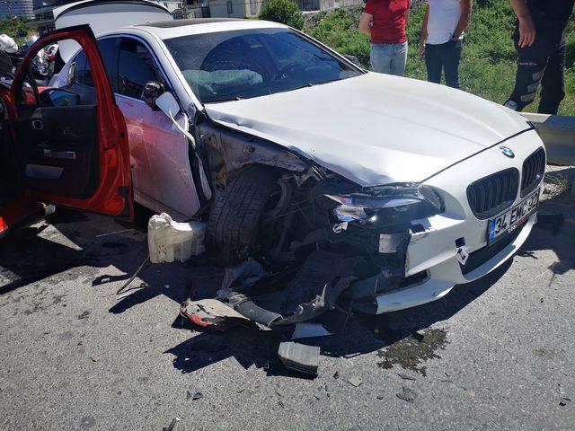 Ümraniye'de polisten kaçan şüpheliler kaza yapınca yakalandı 