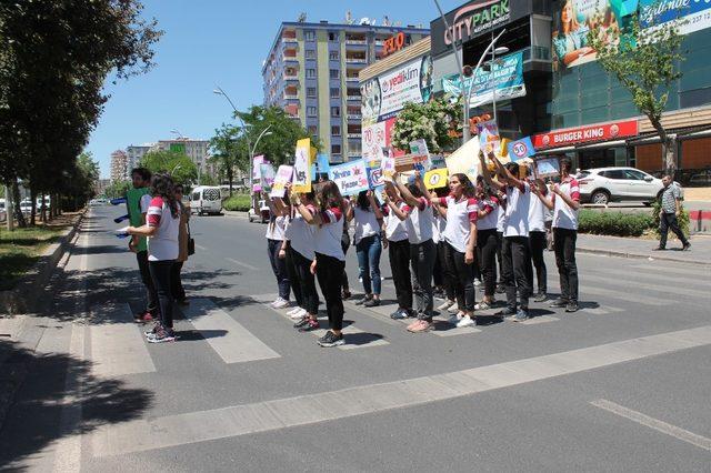 Diyarbakırlı öğrenciler ‘trafikte önce yaya’ dedi