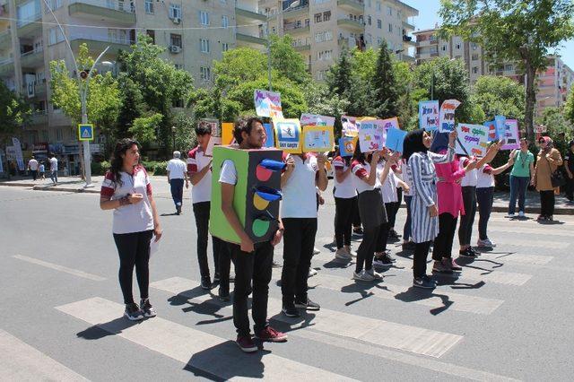 Diyarbakırlı öğrenciler ‘trafikte önce yaya’ dedi