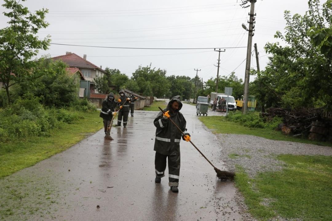 Adapazarı&rsquo;nda temizlik &ccedil;alışmaları gece g&uuml;nd&uuml;z devam ediyor