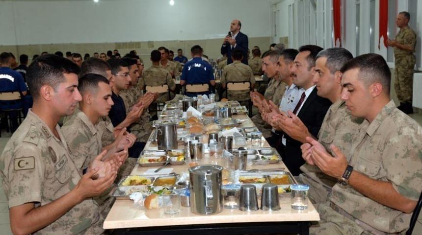 Vali Şent&uuml;rk Mehmet&ccedil;ikle iftar yaptı