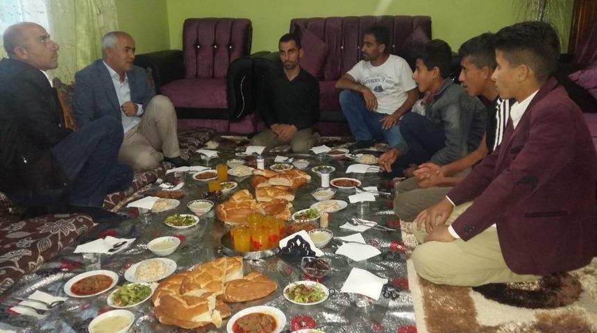 Başkan Ensari, ağabeylerinin baktığı kardeşlere misafir oldu