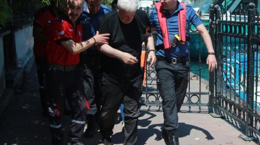 Vapurdan atlayan adamı can simidiyle kurtardı