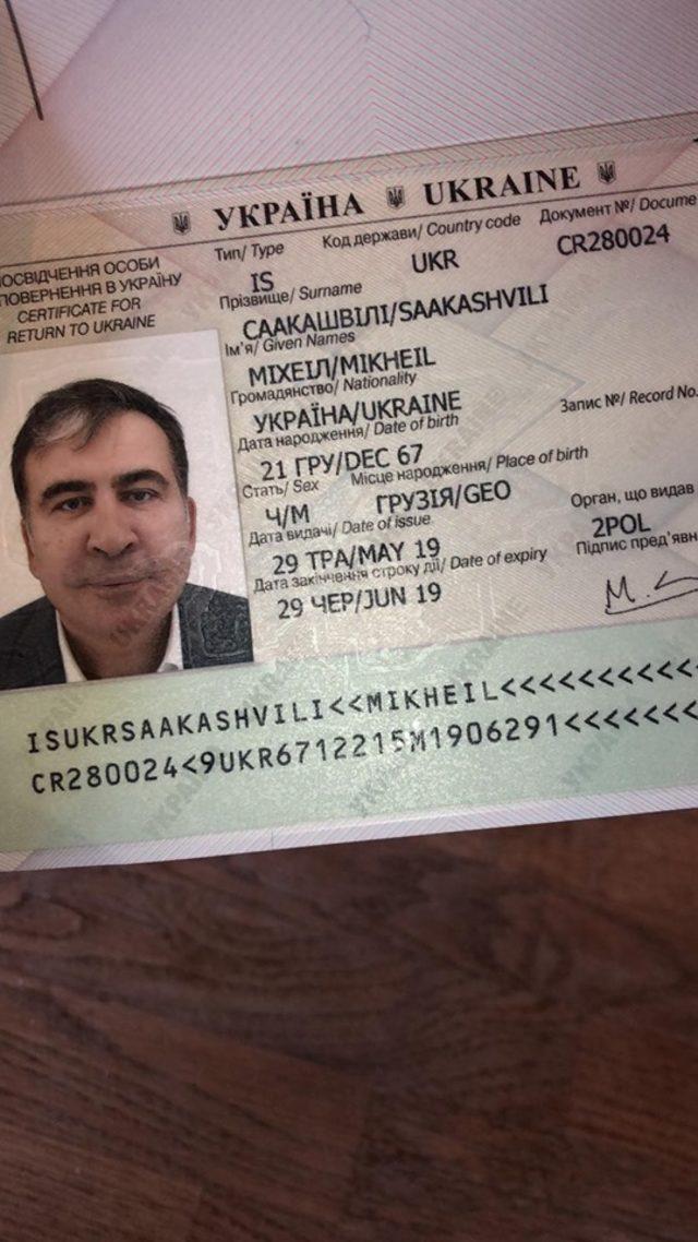 Saakaşvili: Kiev'e dönmek için havalimanındayım