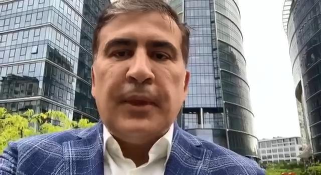 Saakaşvili: Kiev'e dönmek için havalimanındayım