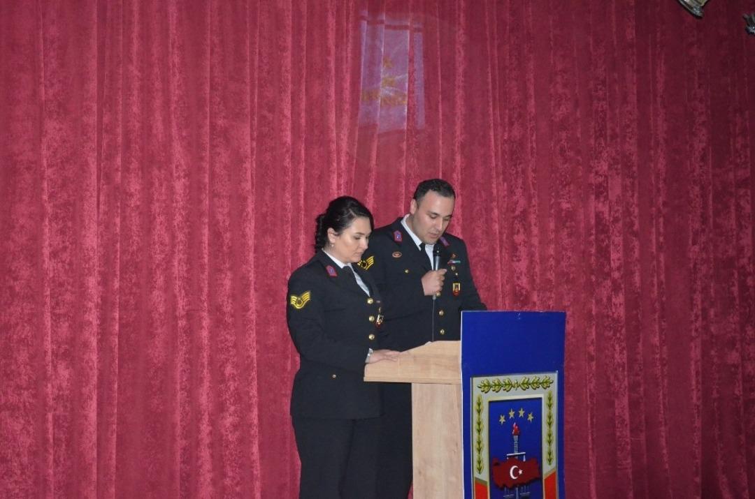 Jandarmadan gen&ccedil;lere ve &ouml;ğrencilere y&ouml;nelik tiyatro oyunu