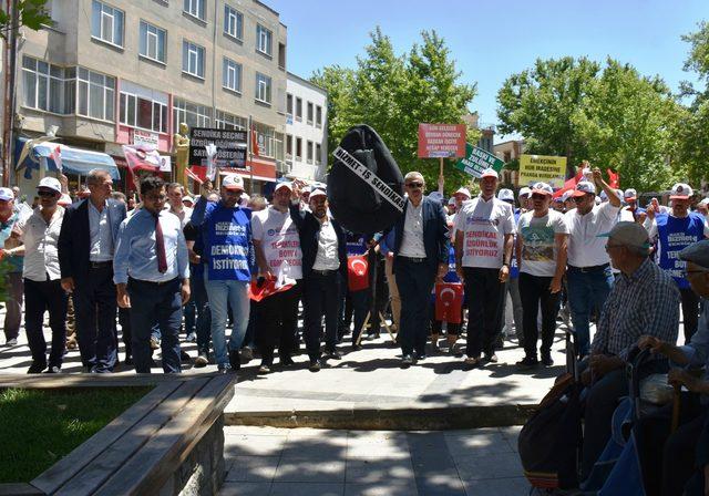 Bayramiç'te belediyenin işten çıkardığı 57 işçi eylem yaptı