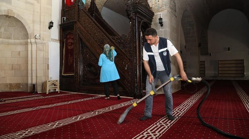 Camilerde bayram temizliği