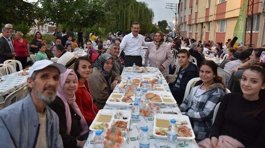 İftar bereketi Tepebaşı&rsquo;nda s&uuml;r&uuml;yor