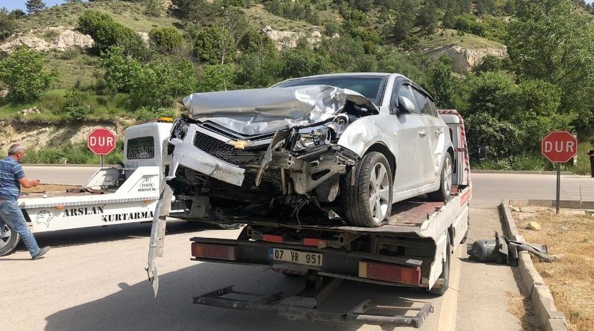 Burdur&rsquo; da trafik kazası: 3&rsquo;&uuml; &ouml;ğretmen 4 kişi yaralandı