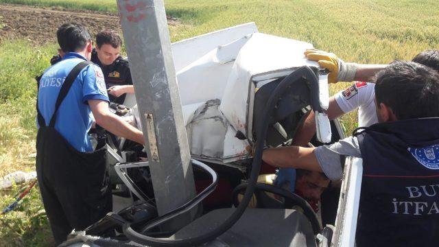 Polisten kaçarken kaza yapan otomobil hırsızları, ağır yaralandı