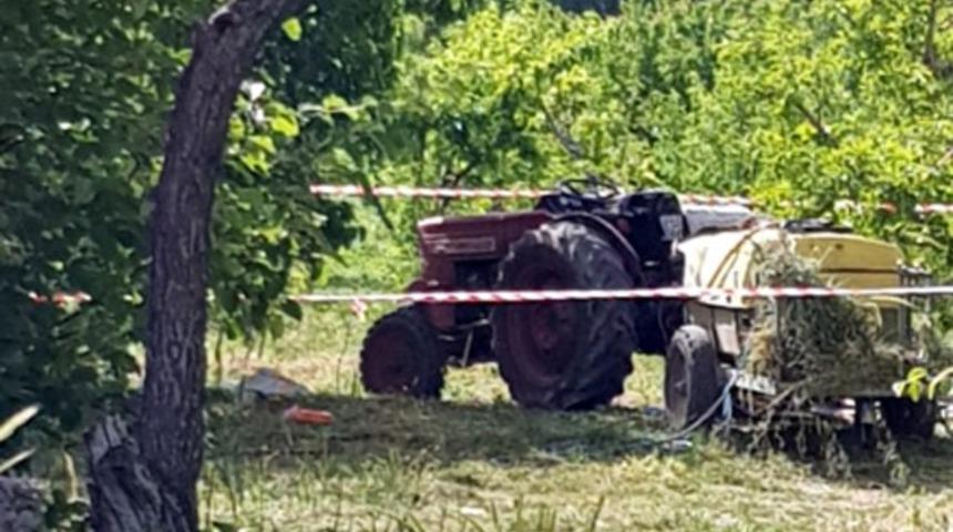 Elma bah&ccedil;esi ila&ccedil;lanırken mafsala kapılan kadın canından oldu