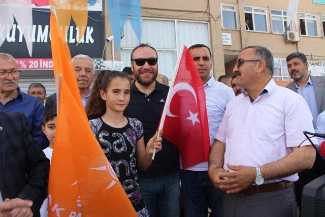 Keskin’de ilçe halkı AK Parti binası önünde toplandı