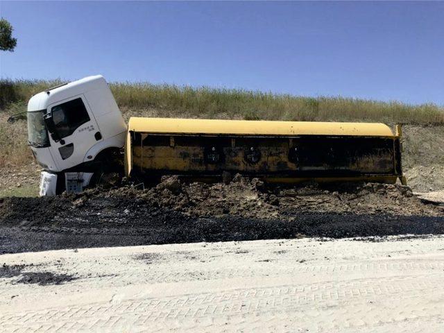 Kahta’da petrol tankeri devrildi: 1 yaralı