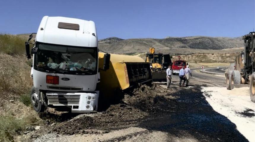 Kahta’da petrol tankeri devrildi: 1 yaralı