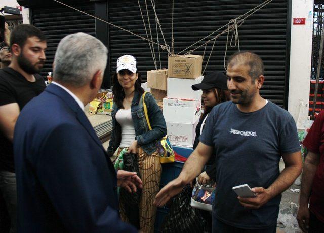 Binali Yıldırım, Fatih’te çarşamba pazarını gezdi