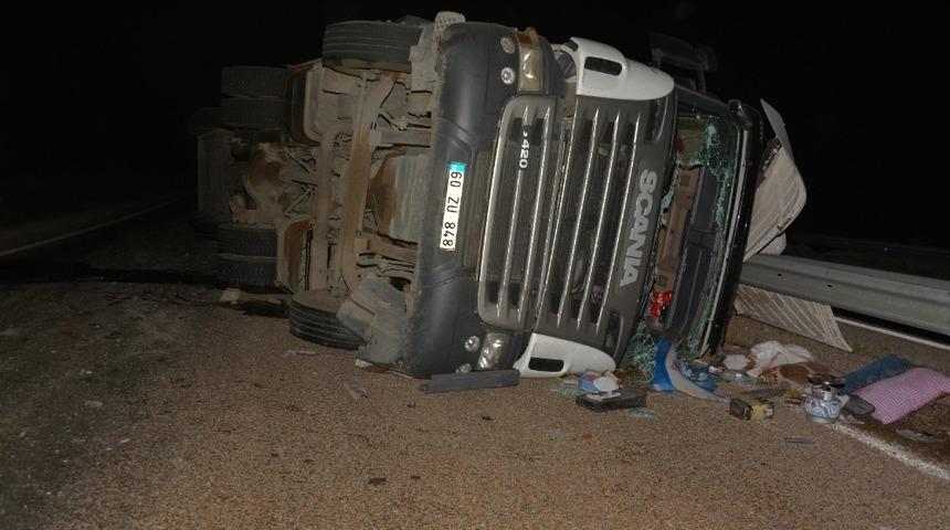 Devrilen tırın sürücüsü ağır yaralandı