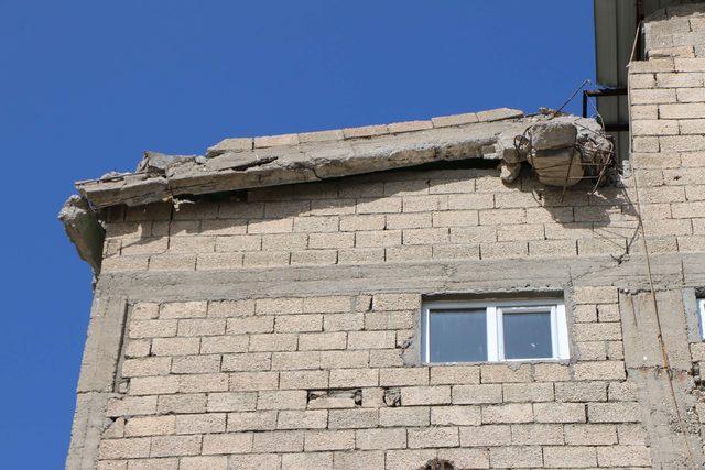 Adıyaman'da 5 katlı binanın teras katında çökme korkuya neden oldu