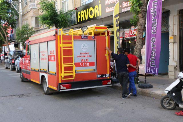 Adıyaman'da 5 katlı binanın teras katında çökme korkuya neden oldu