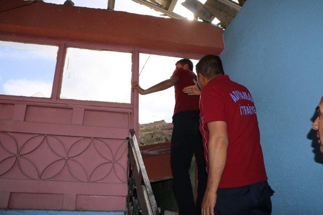 Adıyaman'da 5 katlı binanın teras katında çökme korkuya neden oldu