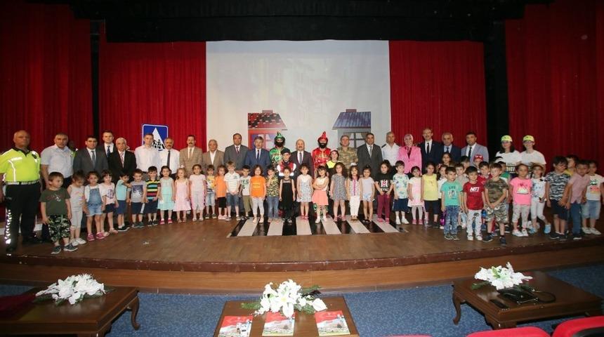 Hacivat ve Karag&ouml;z ile yaya &ouml;nceliğine dikkat &ccedil;ektiler