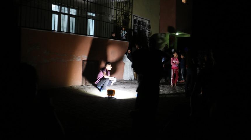 Engelli çocuk 7 günlük bebeği damdan düşürdü