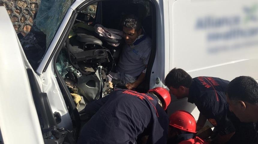 Tır ile minib&uuml;s &ccedil;arpıştı: 1 Yaralı