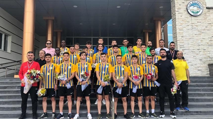 Talasg&uuml;c&uuml; Belediyespor kupasını aldı