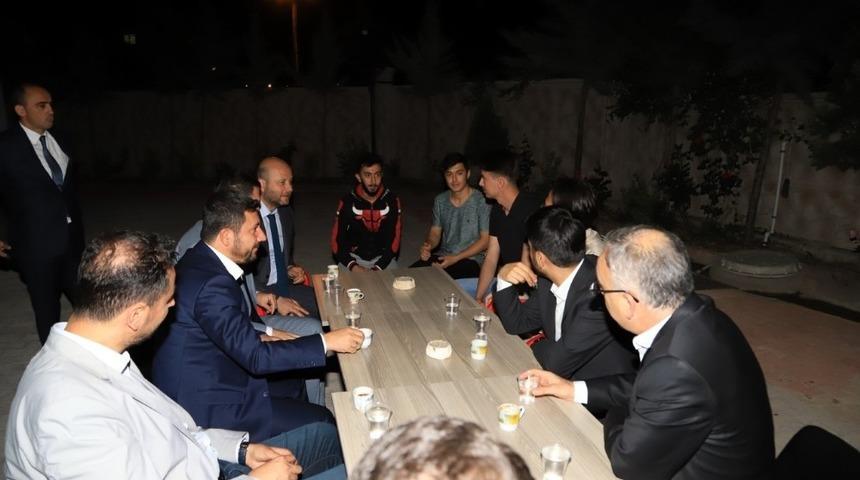 Belediye Başkanı Arı, &ouml;ğrencilerin kahve davetini geri &ccedil;evirmedi