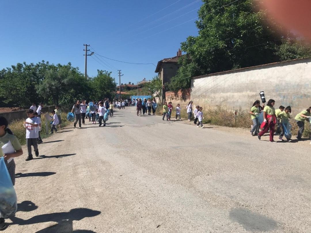 &Ouml;ğrencilerden k&ouml;yde &ccedil;evre temizliği