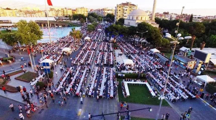 Aydın&rsquo;da Fetih Ş&ouml;leni&rsquo;nde 10 bin kişiye iftar yemeği verildi