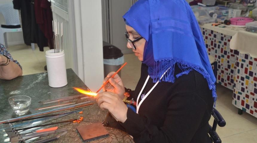 Alevde cam boncuk yapımını yaşatmaya çalışıyorlar