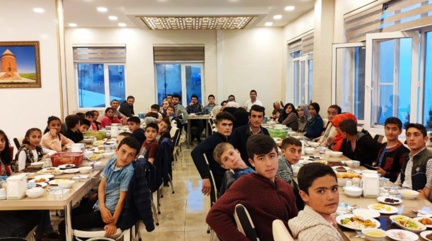 &Ouml;ğretmenlerden &ouml;ğrencilere iftar yemeği