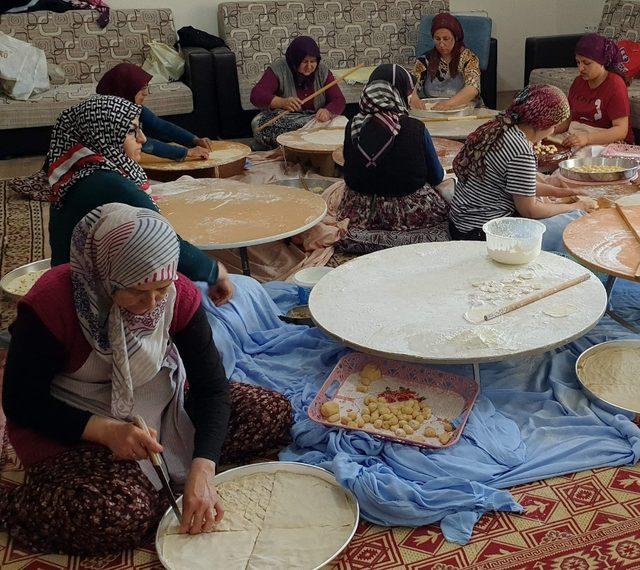 (Özel) Bursa’da kadınların ürettiği yöresel gıdalar kapış kapış satıldı