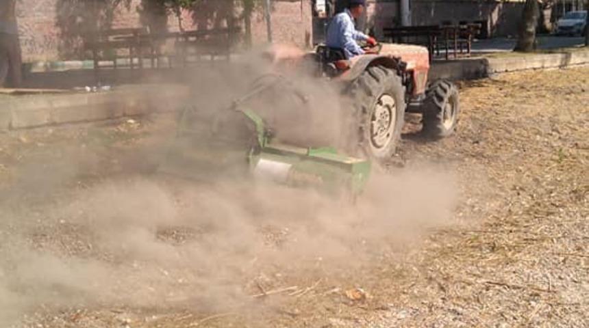 (&Ouml;zel) Muhtar kendi trakt&ouml;r&uuml;yle sahili temizledi