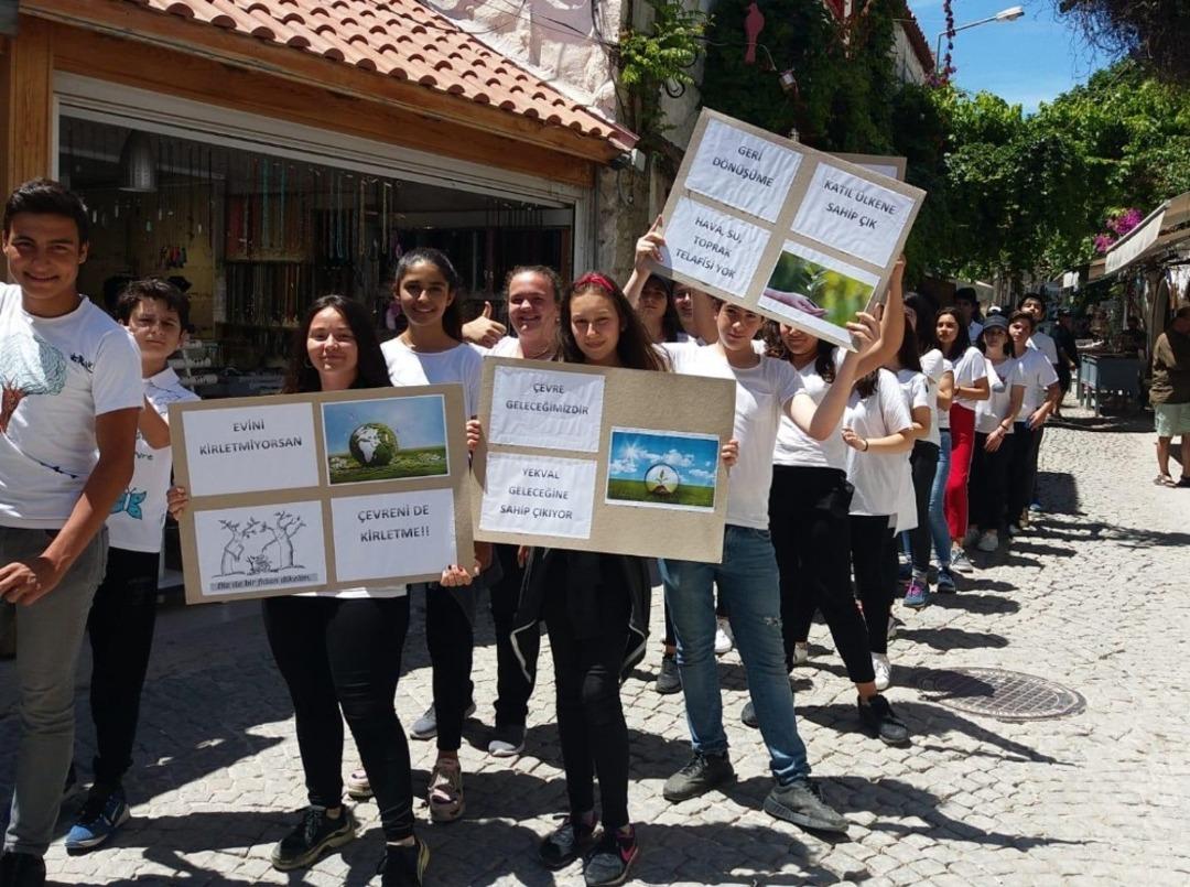 &Ccedil;eşmeli &ouml;ğrenciler &ccedil;evreye &ouml;rnek oldular