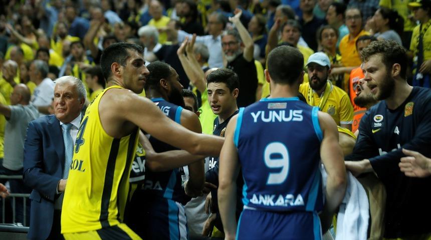 Fenerbahçe Beko - Türk Telekom maçında saha karıştı