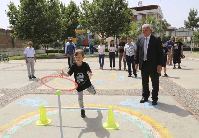 Başkan Atay, otizmli çocuklarla masa tenisi oynadı