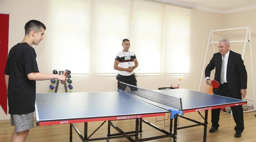 Başkan Atay, otizmli &ccedil;ocuklarla masa tenisi oynadı