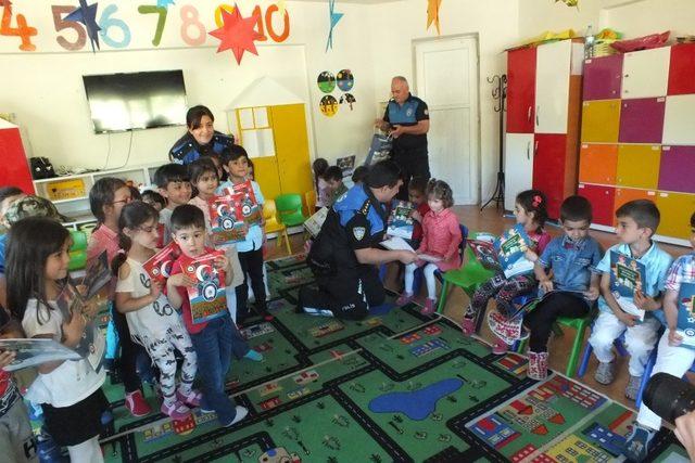 Polislerden anaokulu öğrencilerine eğitim