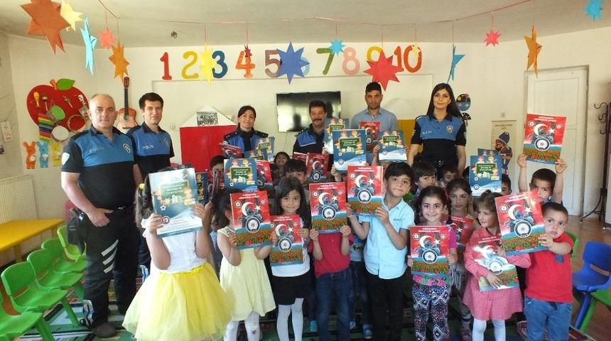 Polislerden anaokulu &ouml;ğrencilerine eğitim