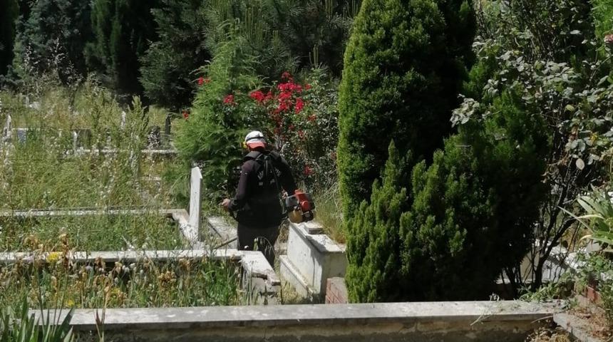 K&ouml;rfez&rsquo;de mezarlıklar temizleniyor