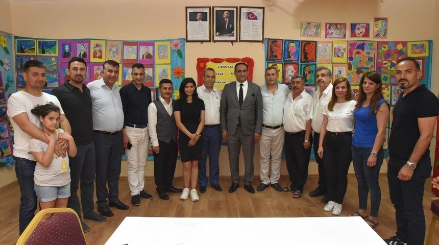 Başkan Yılmaz, ortaokul &ouml;ğrencilerinin resim sergisini gezdi
