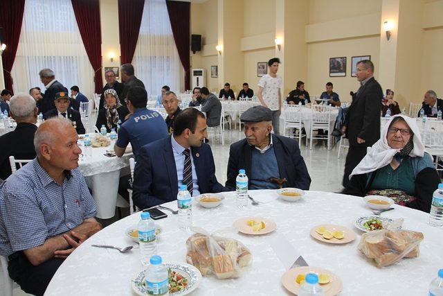 Şehit yakınları ve gazilere iftar yemeği