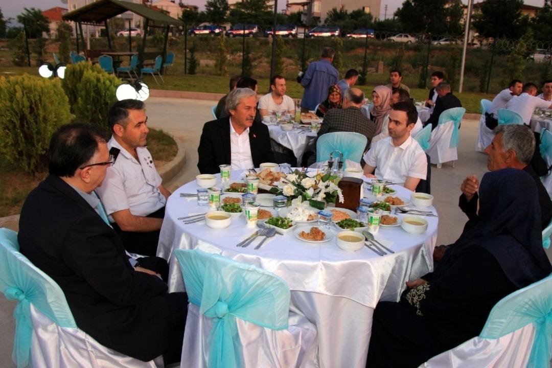 Osmaneli&rsquo;de şehit ve gazi aileleri ile iş adamları iftarda buluştu