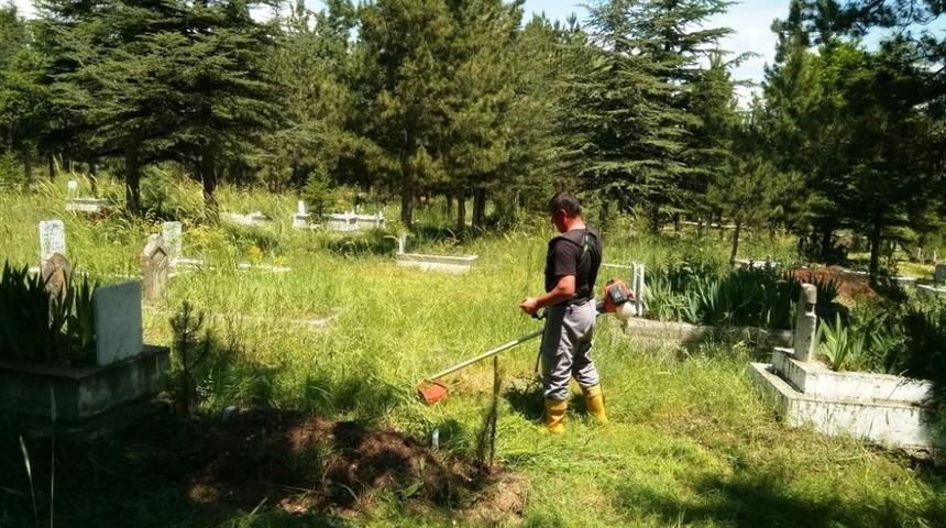 Hisarcık&rsquo;ta bayram &ouml;ncesi mezarlık temizliği